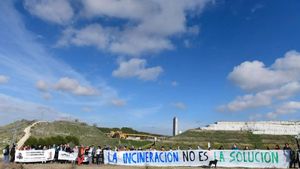 Imagen de archivo de una marcha de 9 kilómetros en Villa de Vallecas, en 2024, para pedir el cierre de la incineradora de Valdemingómez para 2025 y un cambio en la política de residuos del Gobierno de la Comunidad de Madrid.