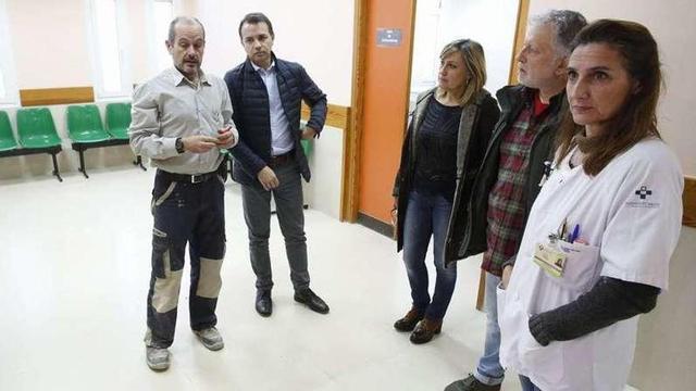 Por la izquierda, Javier Yáñez, Fernando Mandreño, Lidia Rodríguez, Enrique González y Ana González, junto a la entrada de la nueva sala polivalente del centro de salud de Sabugo.