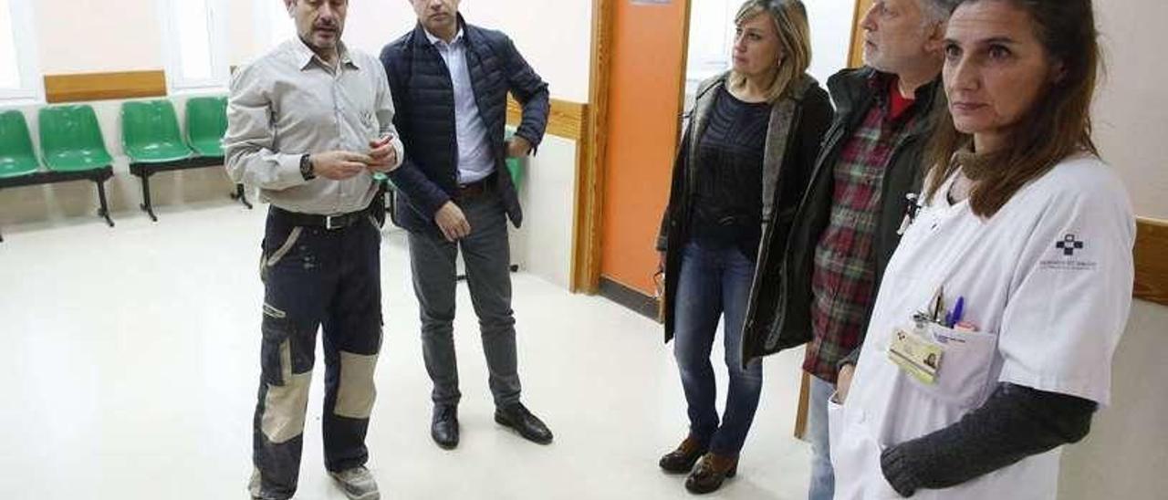 Por la izquierda, Javier Yáñez, Fernando Mandreño, Lidia Rodríguez, Enrique González y Ana González, junto a la entrada de la nueva sala polivalente del centro de salud de Sabugo.