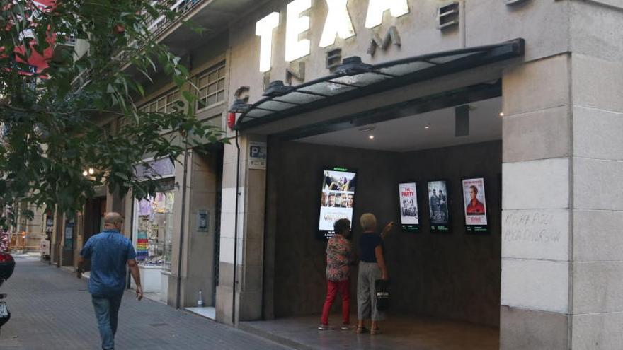 Exterior dels cinemes Texas, el 2 d&#039;octubre