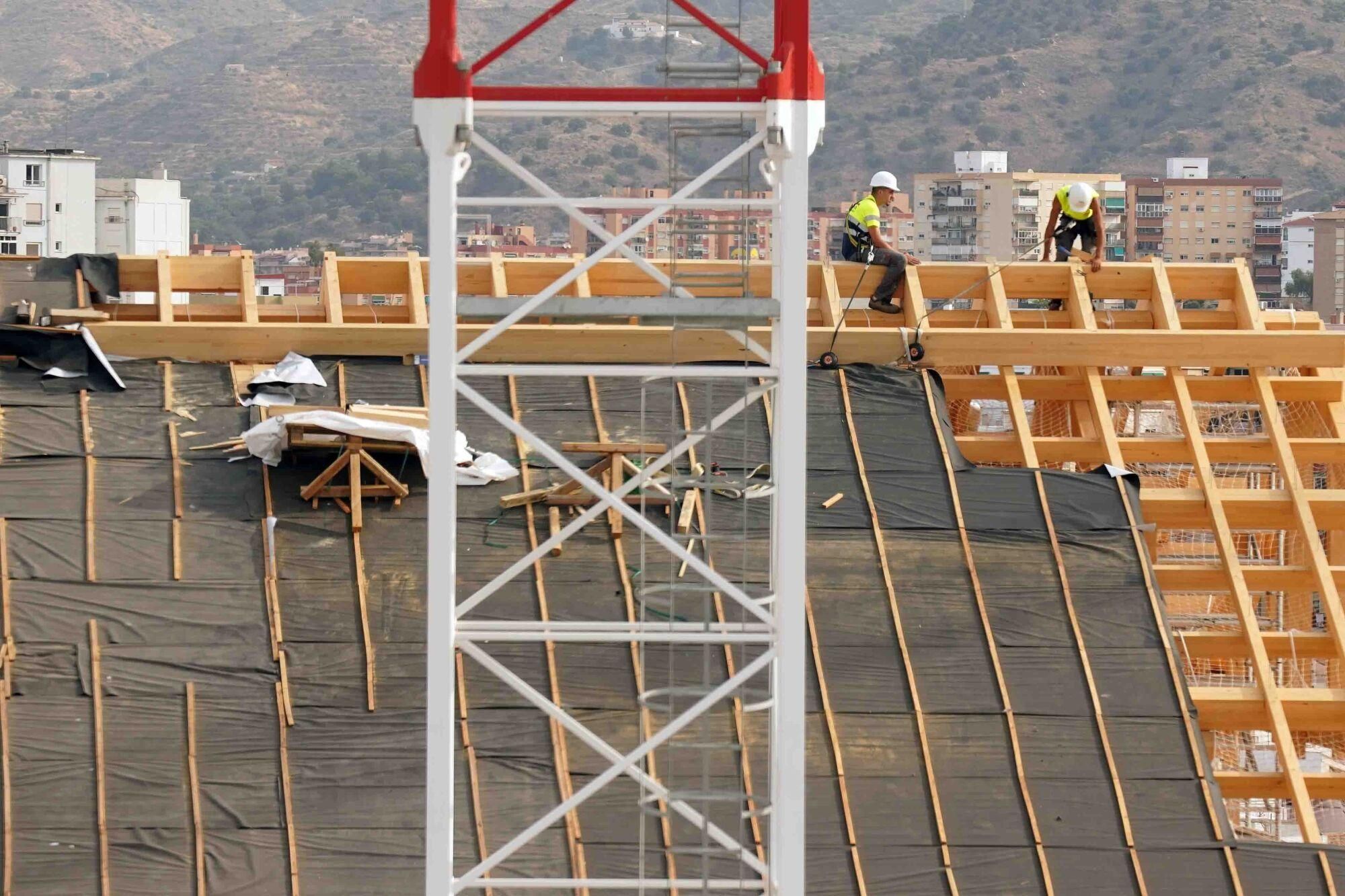 Varios operarios durante la construcción de las cubiertas en el techo de la Catedral de Málaga