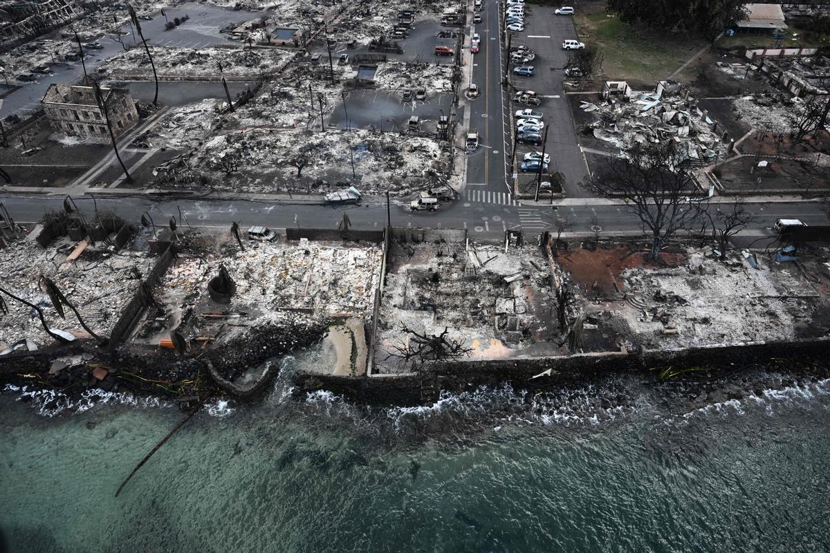 El fuego destruye la localidad de Lahaina, en Hawái