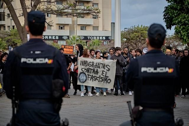 Insultos a la entrada del mitin de VOX