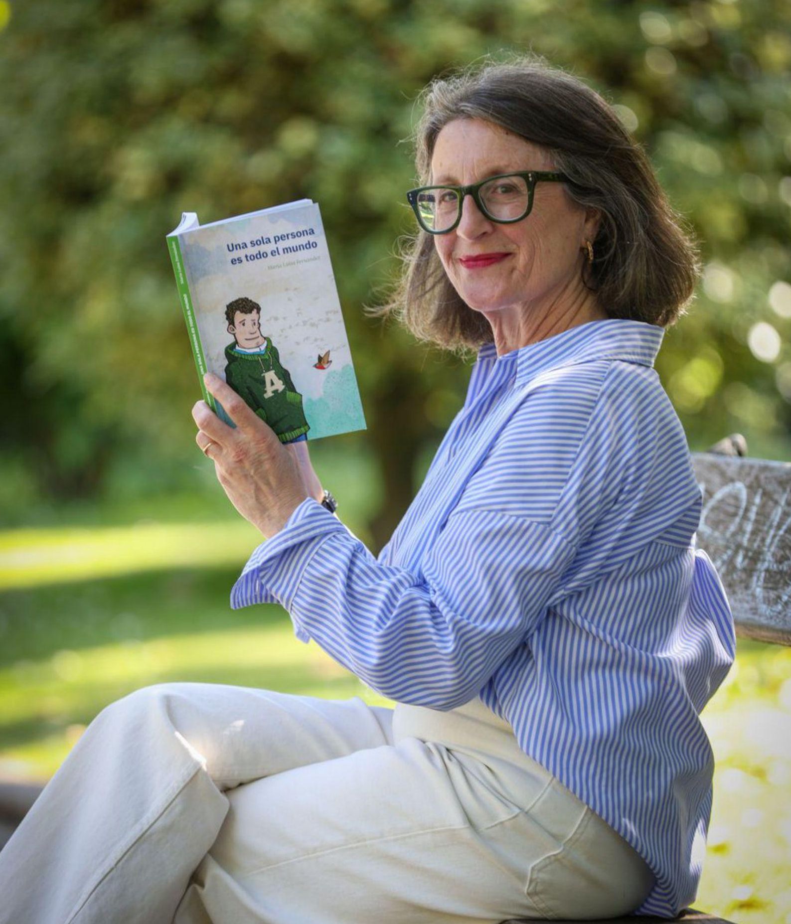 María Luisa Fernández, con el libro que escribió sobre su hijo Ángel.