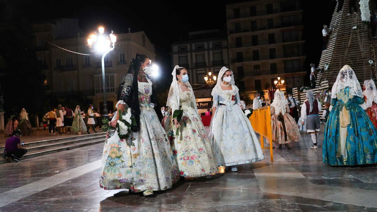 Búscate en el primer día de la ofrenda por la Calle Caballeros de las 21:00 a las 22:00