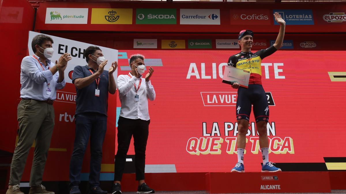 Carlos Mazón, en el podio, junto a Remco Evenepoel, ganador de la etapa de este año entre Elche y Alicante y vencedor de la clasificación general