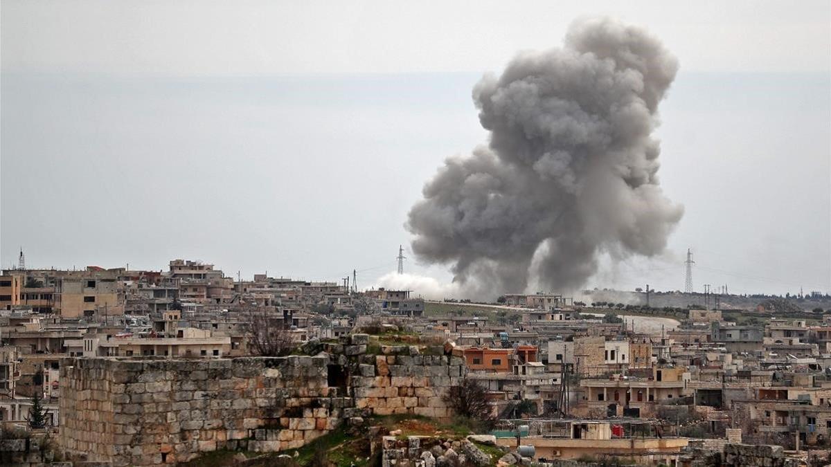 Bombardeo en el poblado de al-Bara, en la provincia de Idleb, el jueves, antes de iniciarse el alto el fuego.