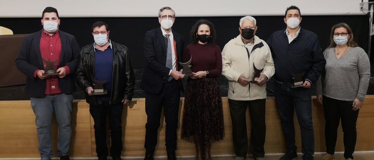 La alcaldesa de Almassora entregó los galardones a personas y representantes de las entidades relacionadas con el sector taurino en las Jornades del Bou.