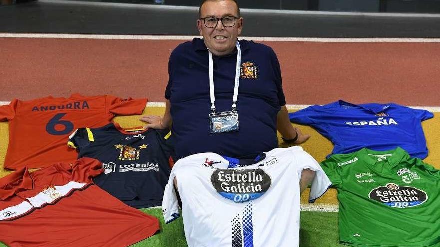 Fran Tato, en el Palacio de los Deportes de Riazor, con las camisetas de varias selecciones y las del Liceo.