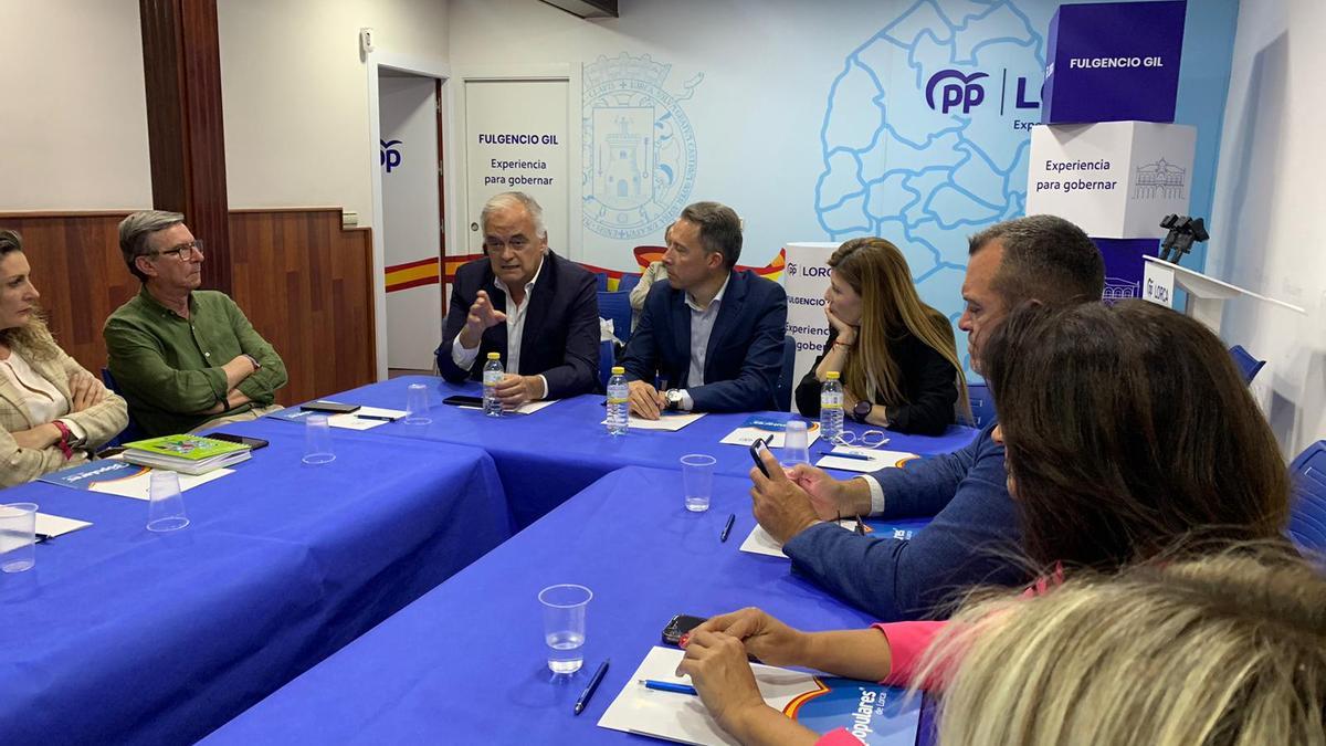 Esteban González Pons, Fulgencio Gil y Rosa María Medina, anoche, durante el encuentro que mantenía en la sede del PP con los integrantes de la candidatura a las elecciones municipales.