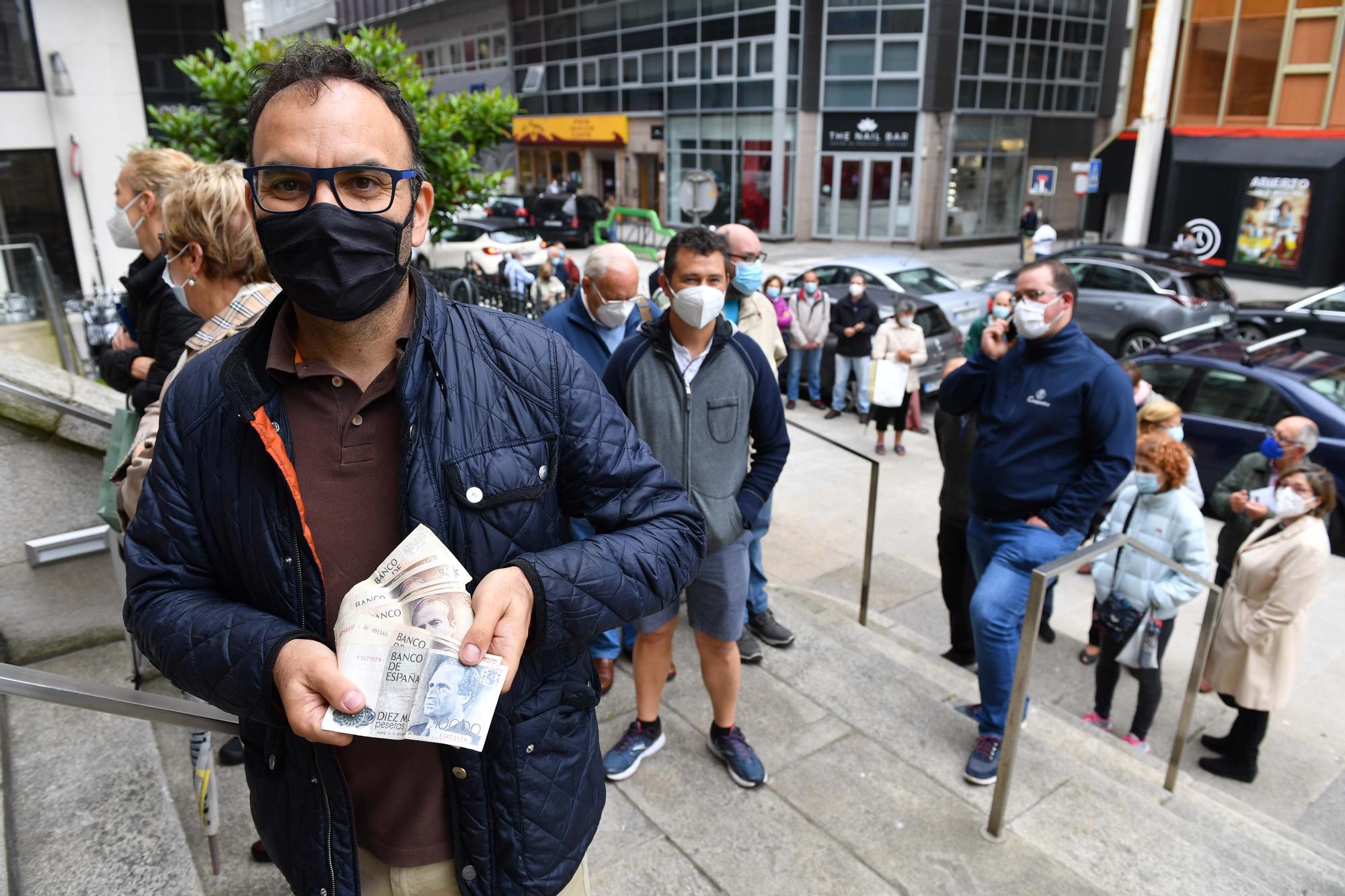 Colas en A Coruña ante el Banco de España por el fin del plazo para cambiar pesetas