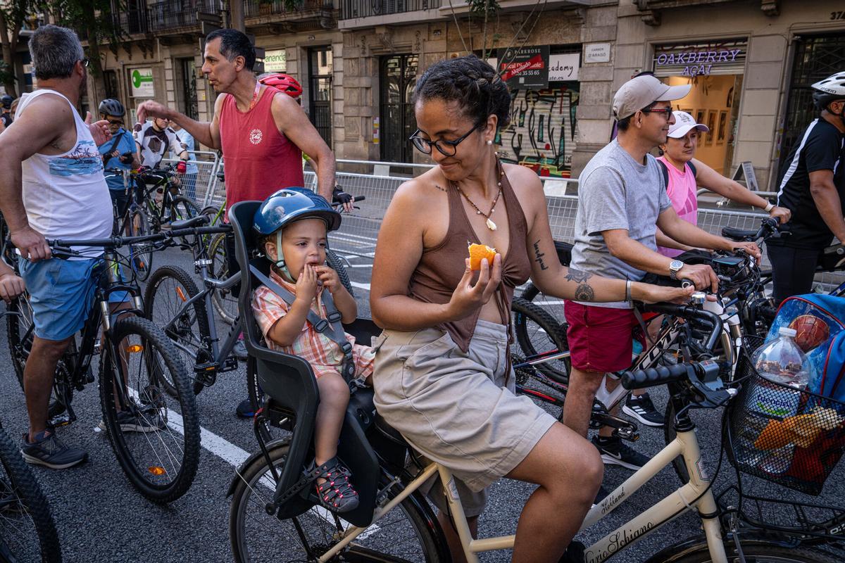Nueva edición de la Festa de la Bici y la Bicicletada en Barcelona, con el paseo de Lluís Companys convertido, un año más, en punto de encuentro para familias y aficionados al mundo del ciclismo de todas las edades. Un evento que este año ha atraído a cientos de personas y que ha contado con un aliciente añadido: la cuenta atrás hacia la salida del Tour de Francia 2026 desde la capital catalana.