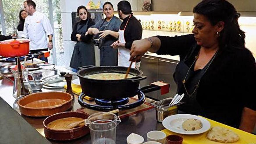 La Fundació Alícia va acollir ahir la demostració d&#039;alguns dels plats que hi ha al receptari de cuina gitana