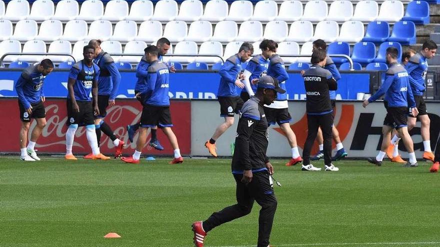 Seedorf prepara el entrenamiento mientras sus hombres calientan, ayer en Riazor. // Víctor Echave