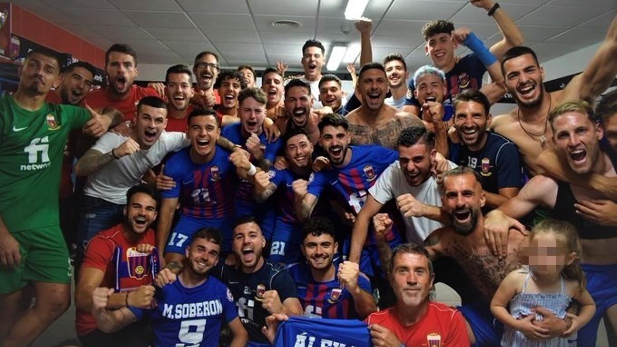 La plantilla del Eldense celebra el pase a la final del ascenso.