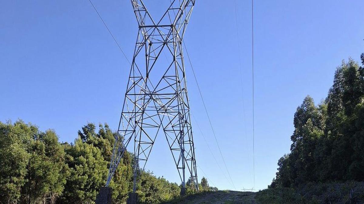 Una de las torres eléctricas que cruzan el monte de Chapela.