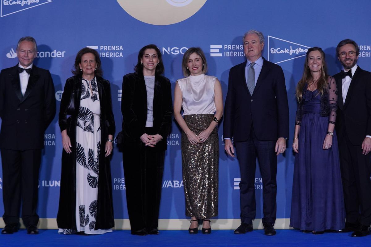 De izquierda a derecha, José Joly, presidente de AMI; Sofía Osborne, presidenta del Grupo Osborne; María Luisa Martínez, directora de Comunicación y Relaciones Institucionales de CaixaBank; Ainhoa Moll, directora editorial y adjunta a la Presidencia de Prensa Ibérica; Jordi García-Tabernero, director general de Comunicación y Relaciones Institucionales de Naturgy; Usoa Arregui, y Aitor Moll, consejero delegado de Prensa Ibérica.