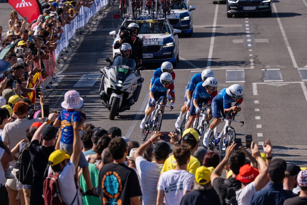 GROUPAMA-FDJ. Ciclistas en la primera etapa del Tour de France a su paso por Avenida Maria Crsitina