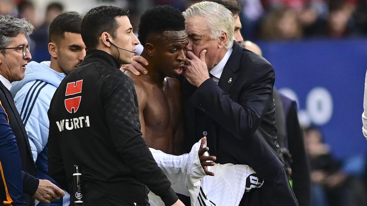 Ancelotti charla con Vinicius en el Osasuna-Madrid de El Sadar.