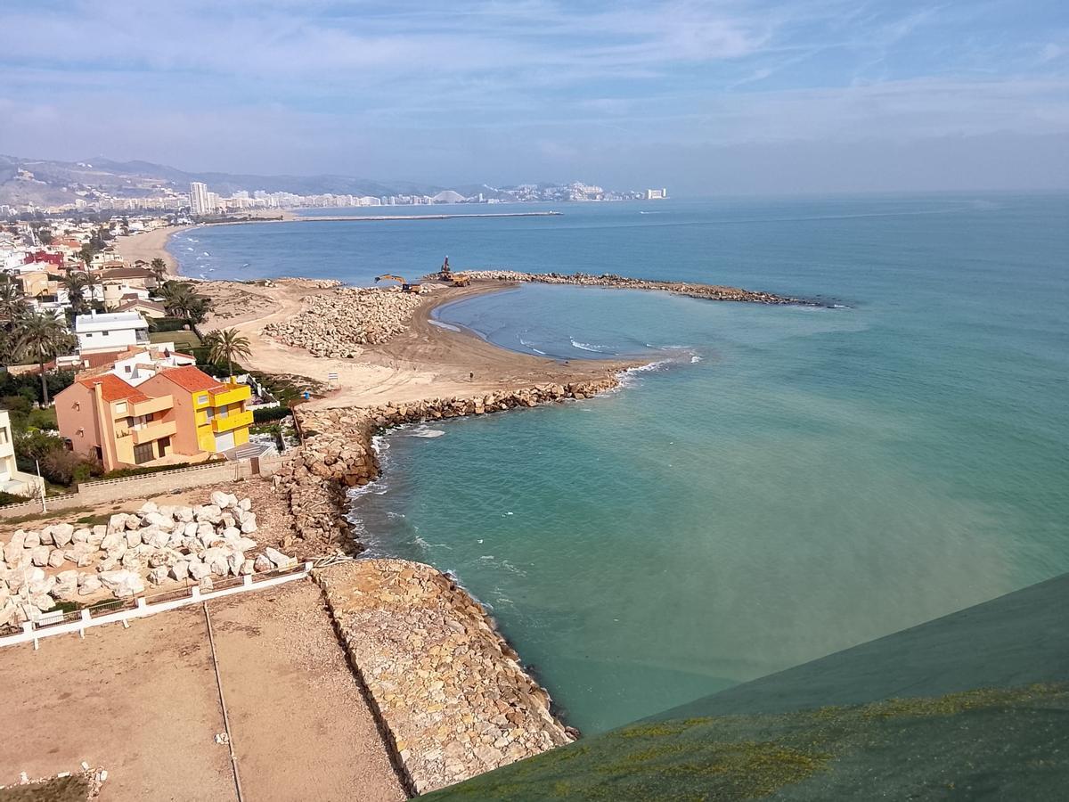 Una perspectiva de los trabajos que se están realizando en el litoral sur de Cullera en una imagen del sábado.