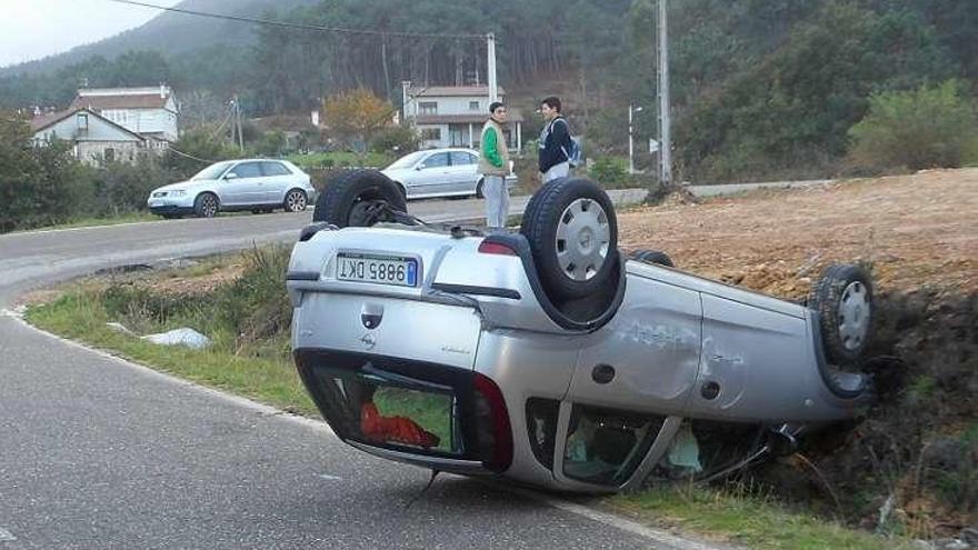 El vehículo, tras el accidente en la carretera EP-2204.