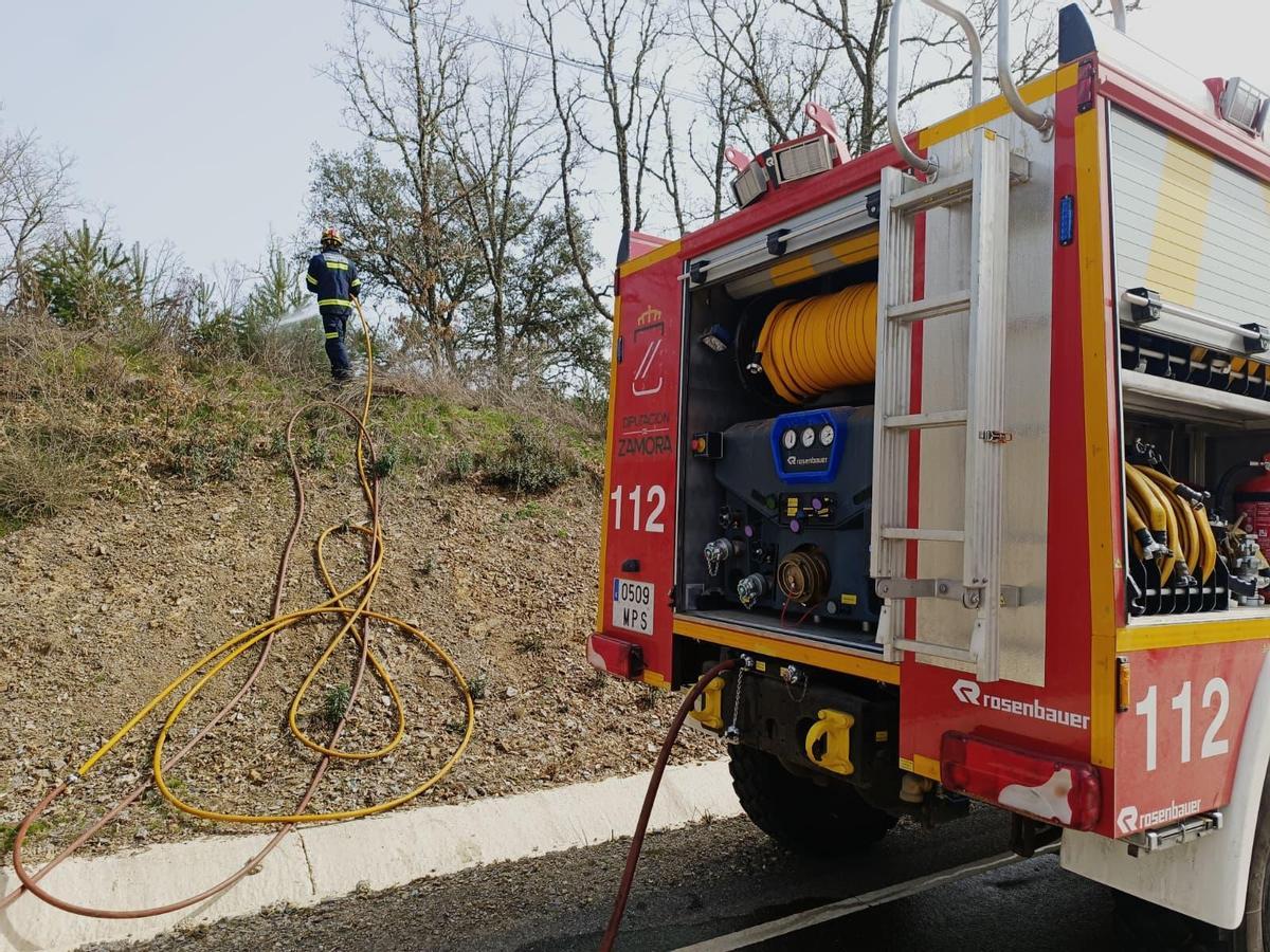 Los Bomberos sofocan el incendio entre Trabazos y Nuez de Aliste