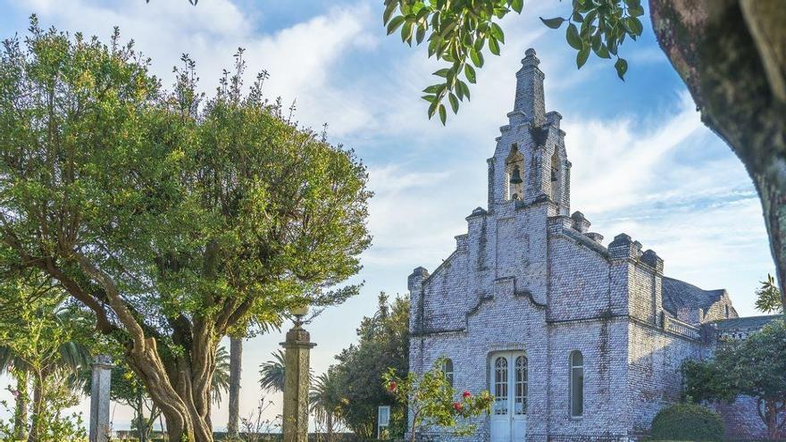 La iglesia de Galicia con una fachada única: cubierta de conchas, situada en una isla exclusiva y en ella que se casó un presidente del Gobierno
