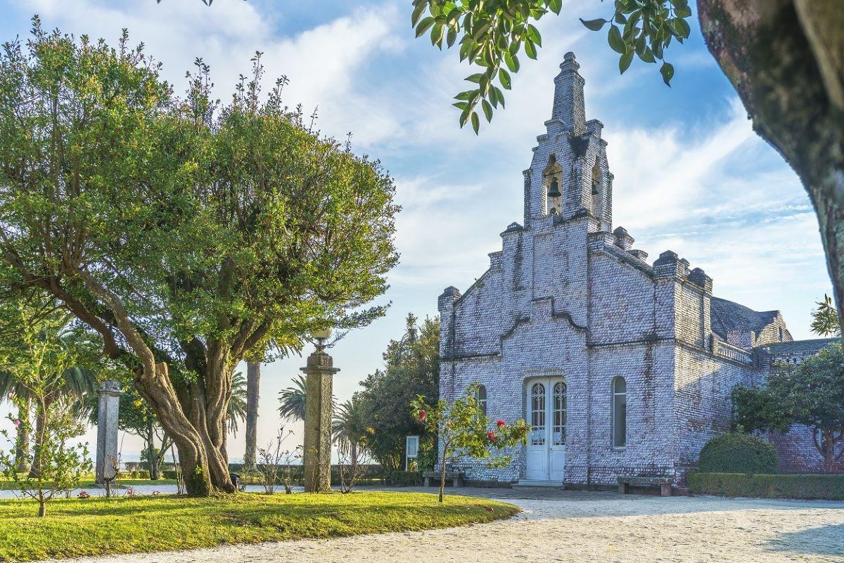 Esta capilla única tiene toda su fachada cubierta de conchas.