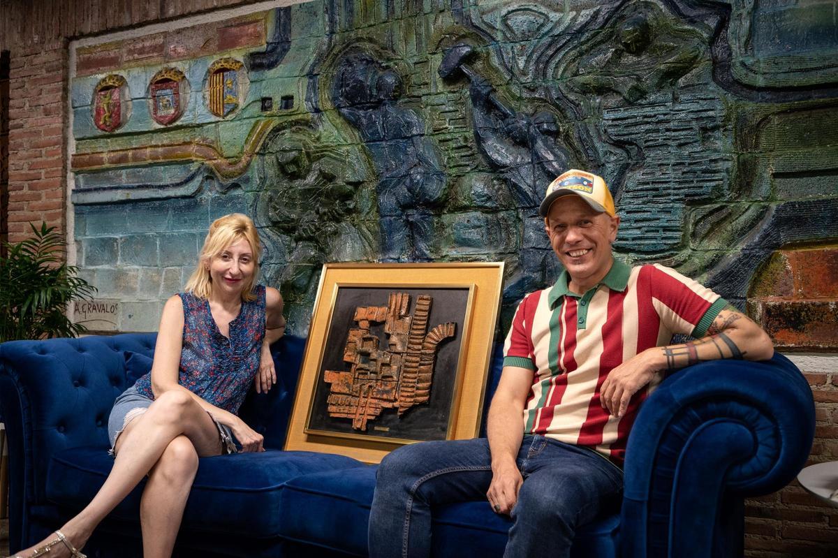 La directora Vicky Calavia y Sergio Sevilla ante el mural del edificio del Colegio Oficial de Aparejadores y Arquitectos Técnicos de Zaragoza