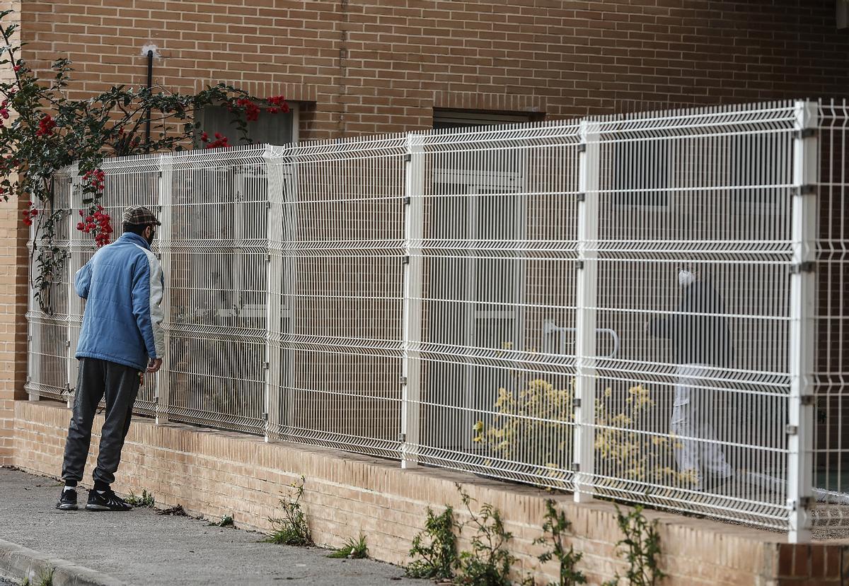 Un familiar frente a la verja de la residencia de Moncada pregunta a una trabajadora.