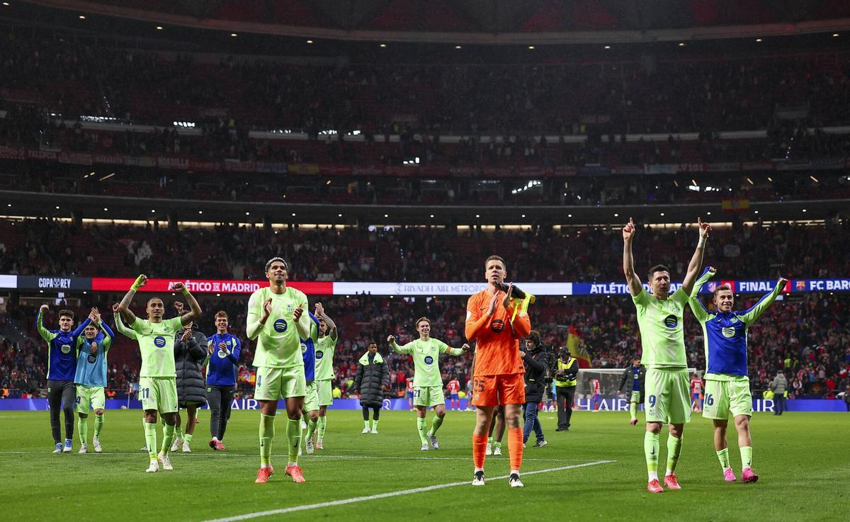 Flick y los jugadores lo celebraron por todo lo alto en el césped del Metropolitano Flick y los jugadores lo celebraron por todo lo alto en el césped del Metropolitano