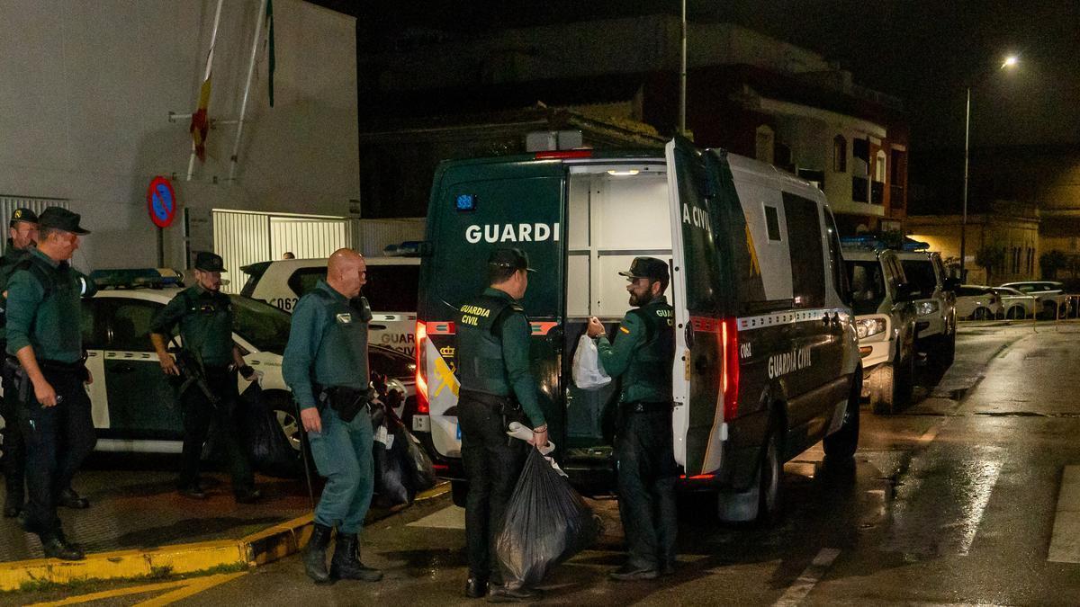 Agentes de la Guardia Civil en el operativo en Barbate para detener a los tripulantes de una narcolancha.