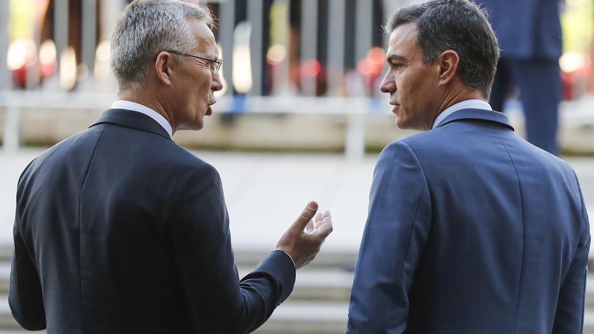 El secretario general de la OTAN, Jens Stoltenberg y el presidente del Gobierno, Pedro Sánchez.