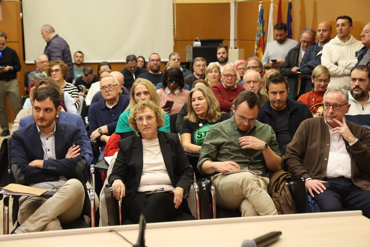 La portavoz municipal del PSOE en Alicante, Ana Barceló, junto a algunos participantes en el encuentro