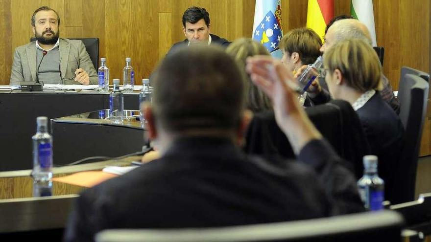 Juan José Cruz interpela al alcalde, durante un pleno municipal. // Bernabé/Javier Lalín