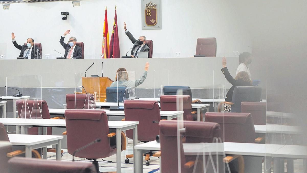 Momento de la votación, con el Grupo Parlamentario Socialista y el Grupo Mixto en el exterior