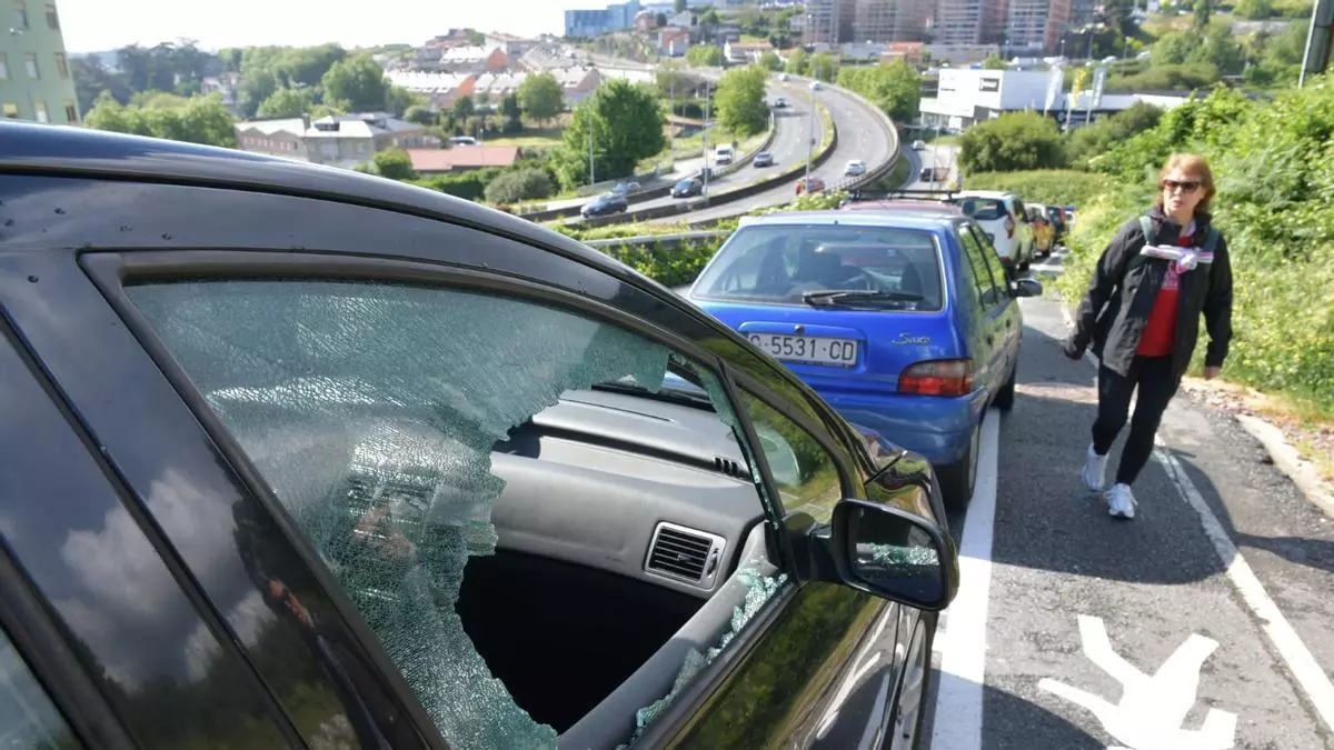 Varios vehículos aparecen con los cristales rotos en un barrio de A Coruña