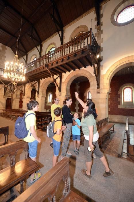 Asistentes a una ruta guiada por el poblado minero de Bustiello.