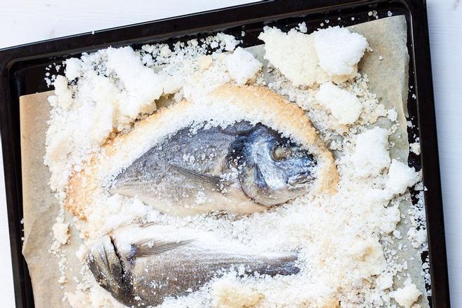 Dorada a la sal, una de las recetas estrella de Navidad