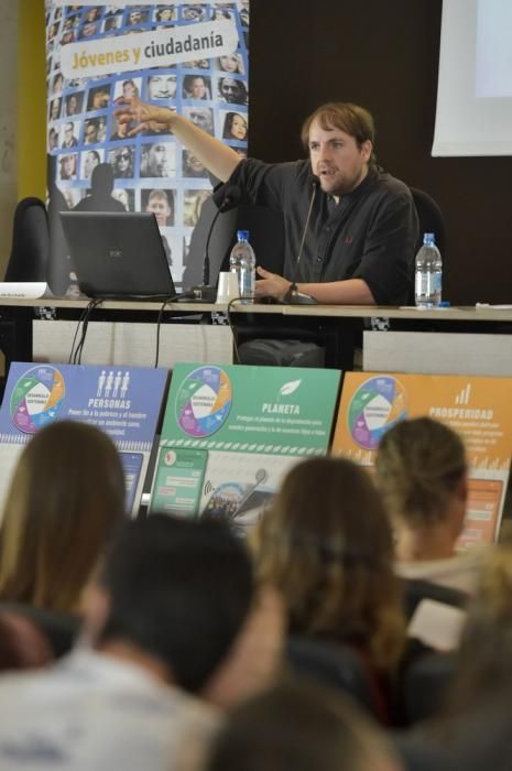 Carlos Roldán, coordinador de la Fundación CIVES, ofrece una conferencia en la ULPGC