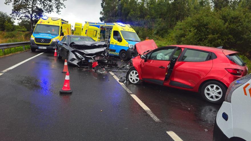 Tres colombianos de vacaciones en Cuntis, heridos graves en un accidente en la N-640