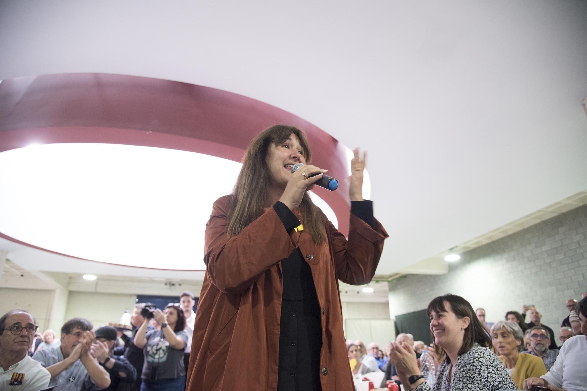 Laura Borràs es estimada en un acte amb els seus afins a Manresa