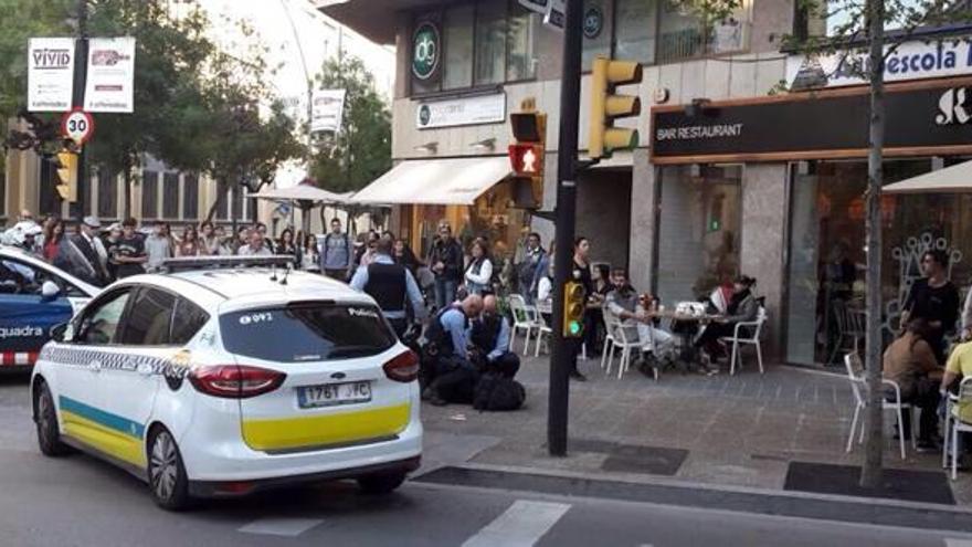 Moment en què els Mossos i la Policia van arrestar l&#039;home.