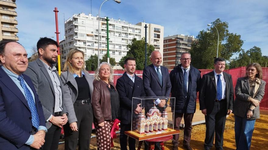 Vídeo | Colocación del primer tubo de la Feria de Abril de 2026