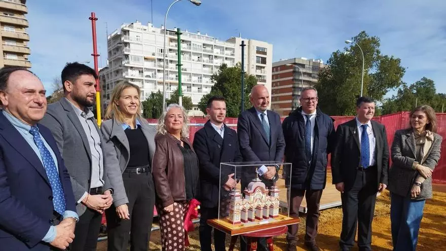Vídeo | Colocación del primer tubo de la Feria de Abril de 2026