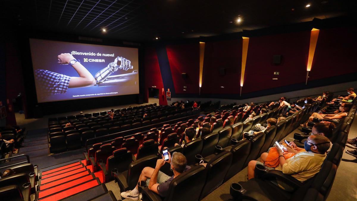 Varios espectadores con mascarilla en el cine de GranCasa en julio de 2020