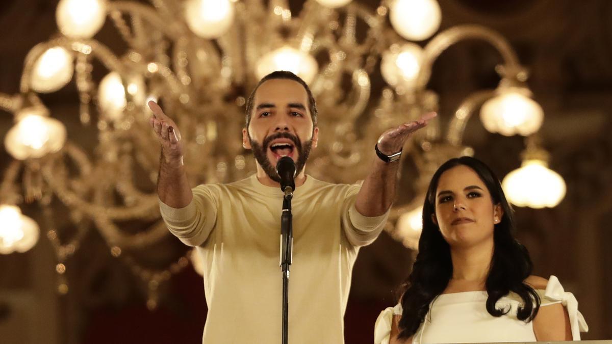 Nayib Bukele habla desde el Palacio Nacional junto a su esposa, Gabriela Rodríguez de Bukele.