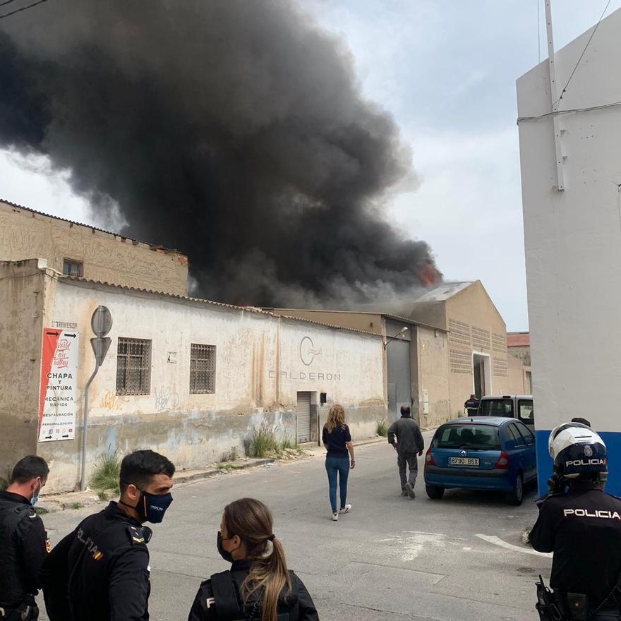 Dos intoxicados en el incendio de un almacén en Alicante