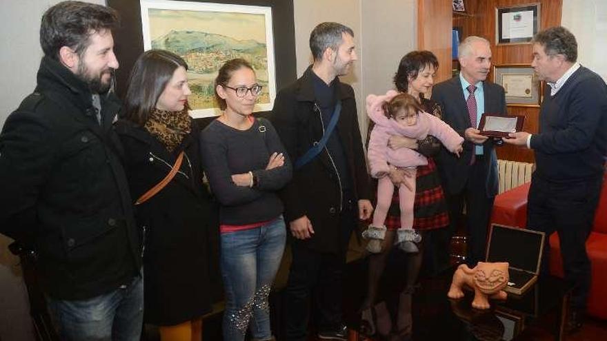 El agente conversa con el alcalde junto a su familia. // R. Vázquez