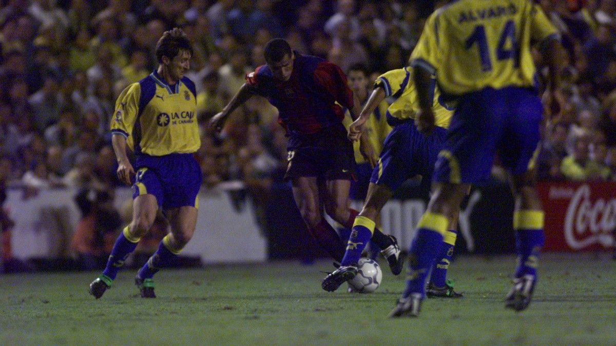 Robert Jarni defendiendo los colores de Las Palmas en un enfrentamiento ante el Barça